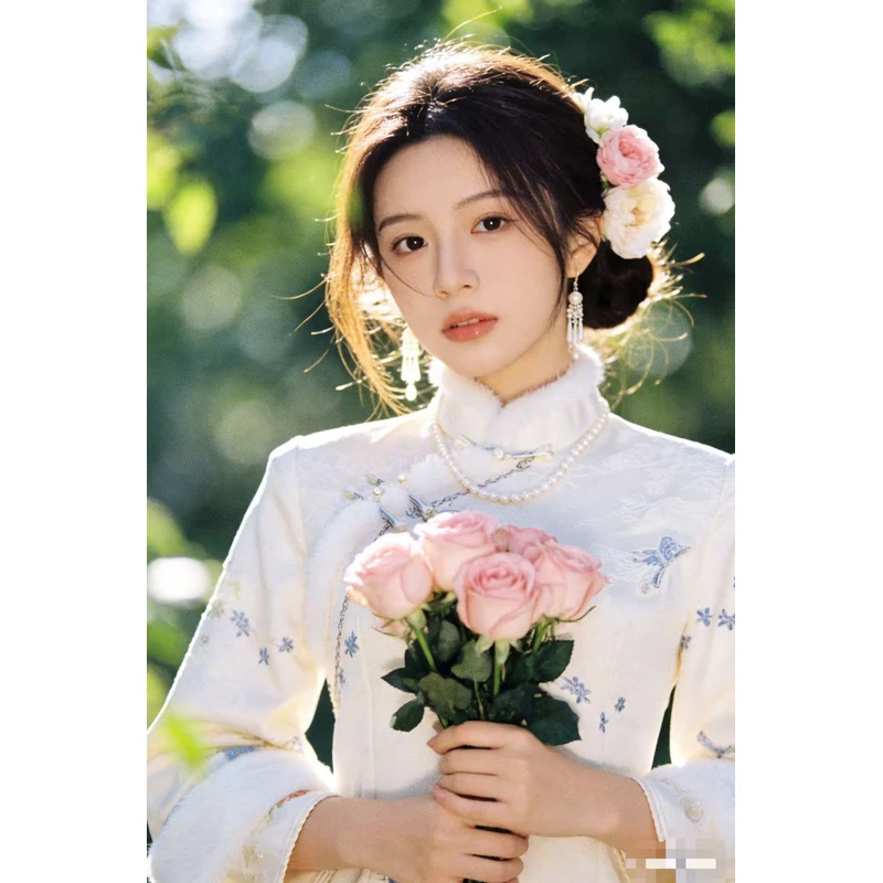 1516  白色  【蓝蝴蝶】 刺绣   暗纹  毛领  旗袍