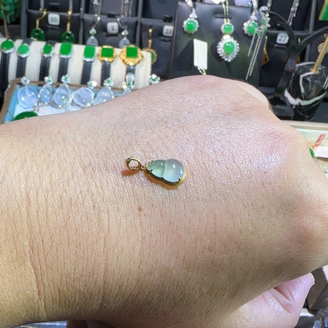 翡翠18K金镶嵌颈饰小滴溜