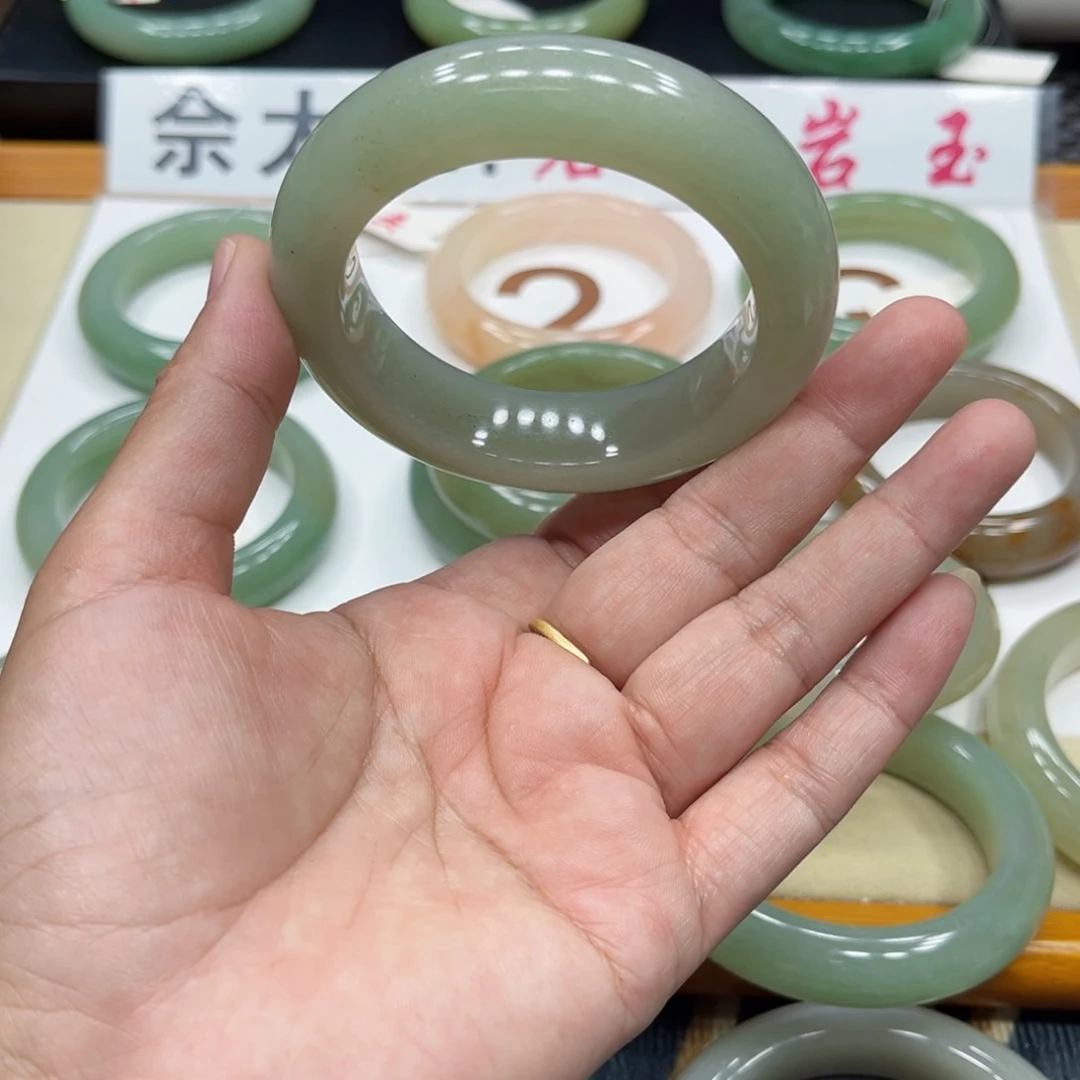 石英质玉手镯未镶嵌诗**竹