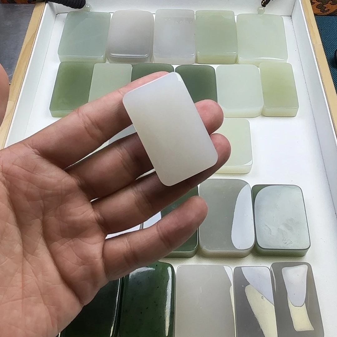 ****⁹和田玉未镶嵌颈饰