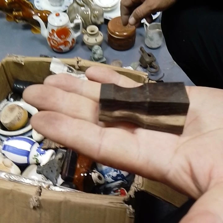 橙***0瓷片长条带字印章一枚