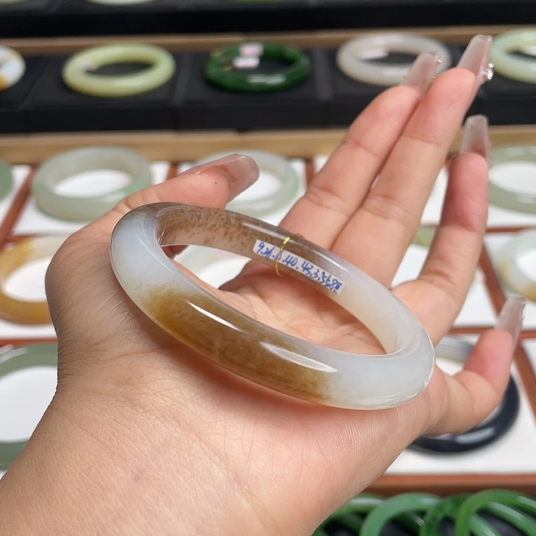 和田玉未镶嵌手镯糖白！55