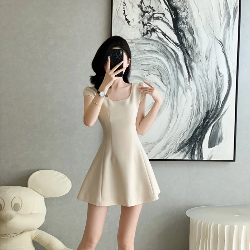 2025夏季新款法式方领气质赫本风泡泡袖连衣裙女设计感小个子短裙