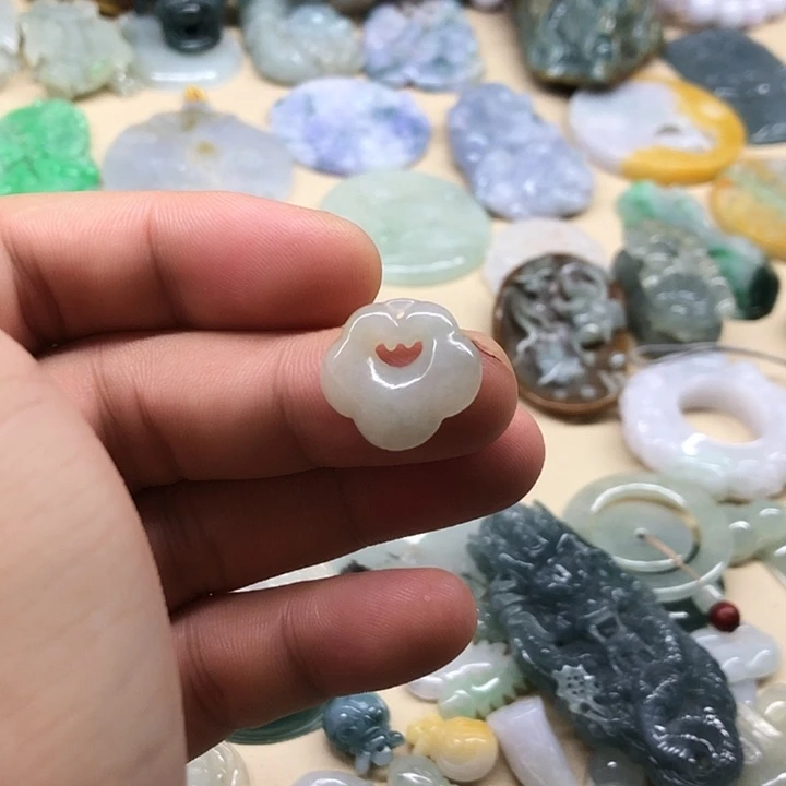 翡翠未镶嵌颈饰链接