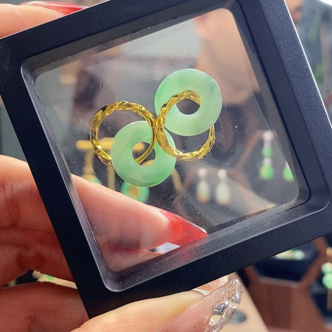 翡翠耳饰未镶嵌翡翠