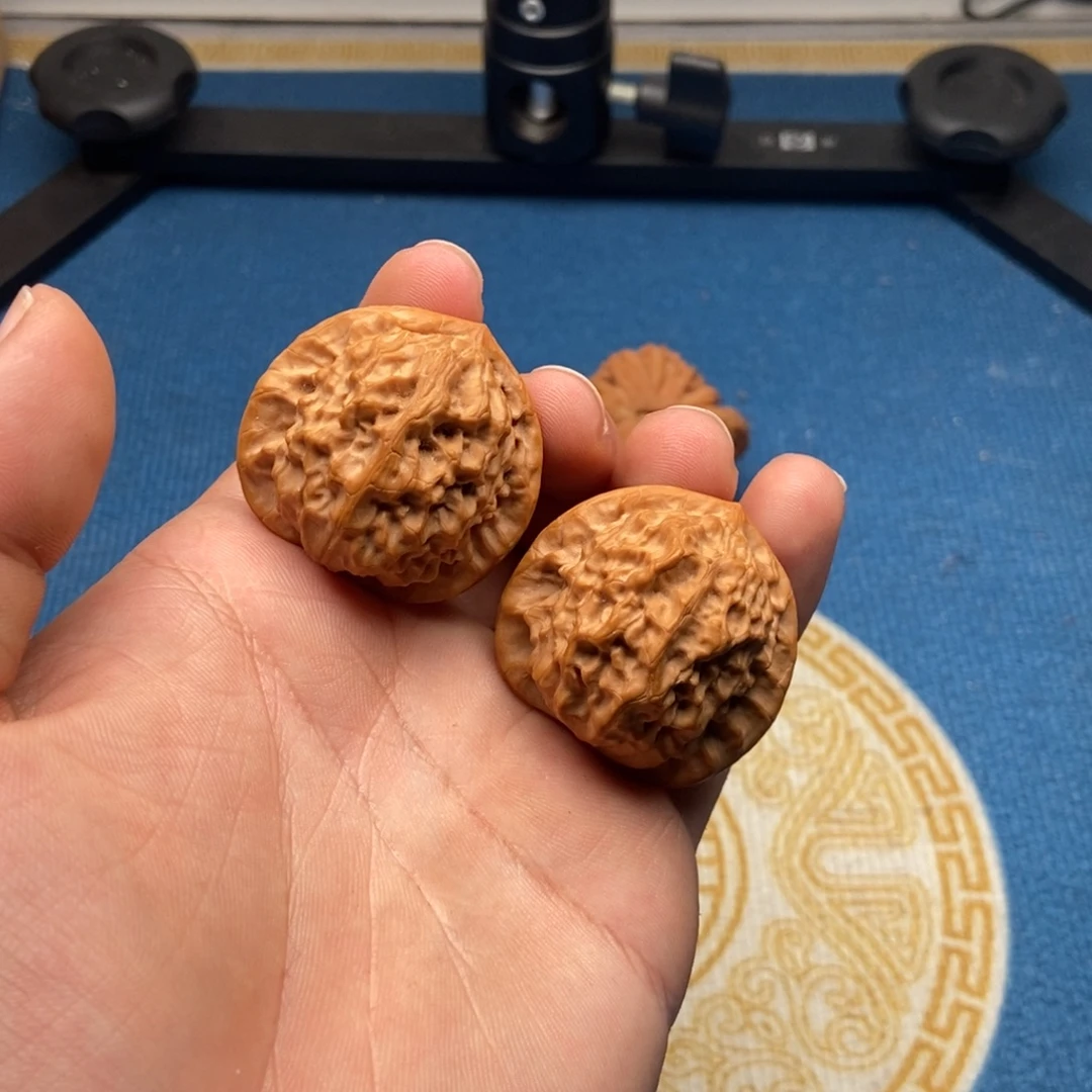 满***红文玩核桃吊坠瓷娃娃