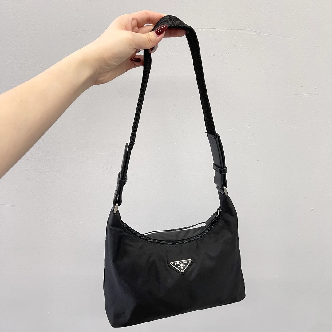 95新 Prada/普拉达 牛角降落伞尼龙单肩女包020801