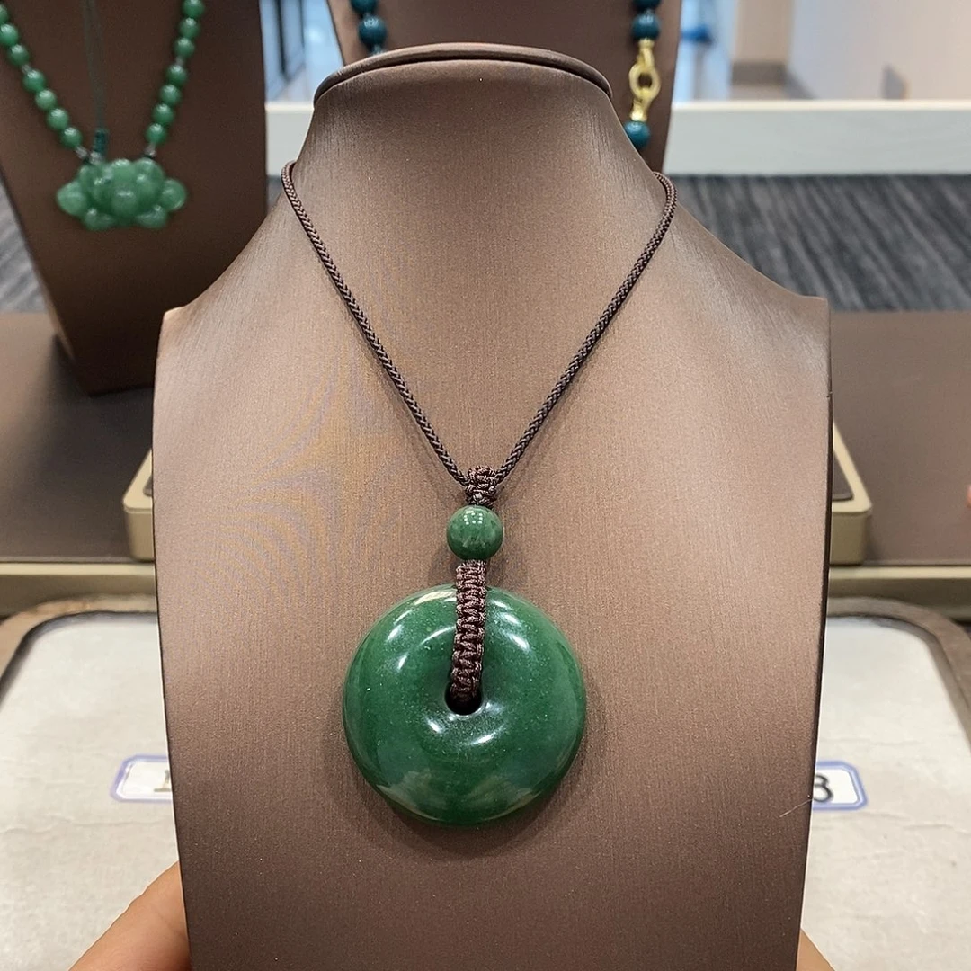 石英岩玉未镶嵌颈饰