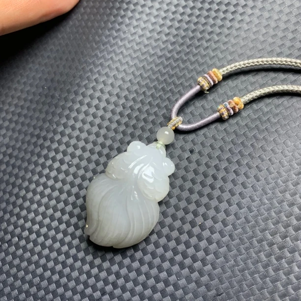 和田玉烟紫浅变色金鱼吊坠