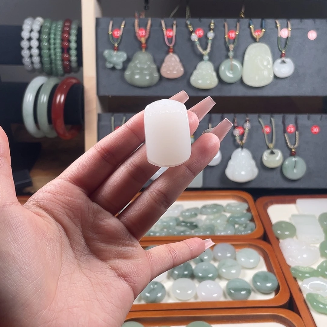 石英质玉未镶嵌颈饰