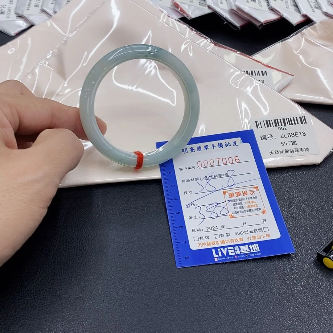 翡翠手镯未镶嵌翡翠手镯