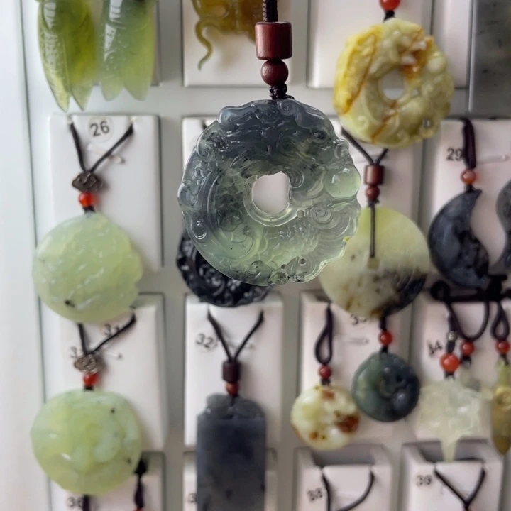 蛇纹石玉颈饰合金小***_