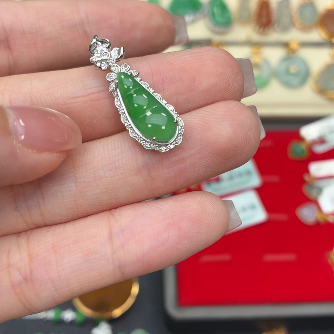 颈饰18K金镶嵌翡翠