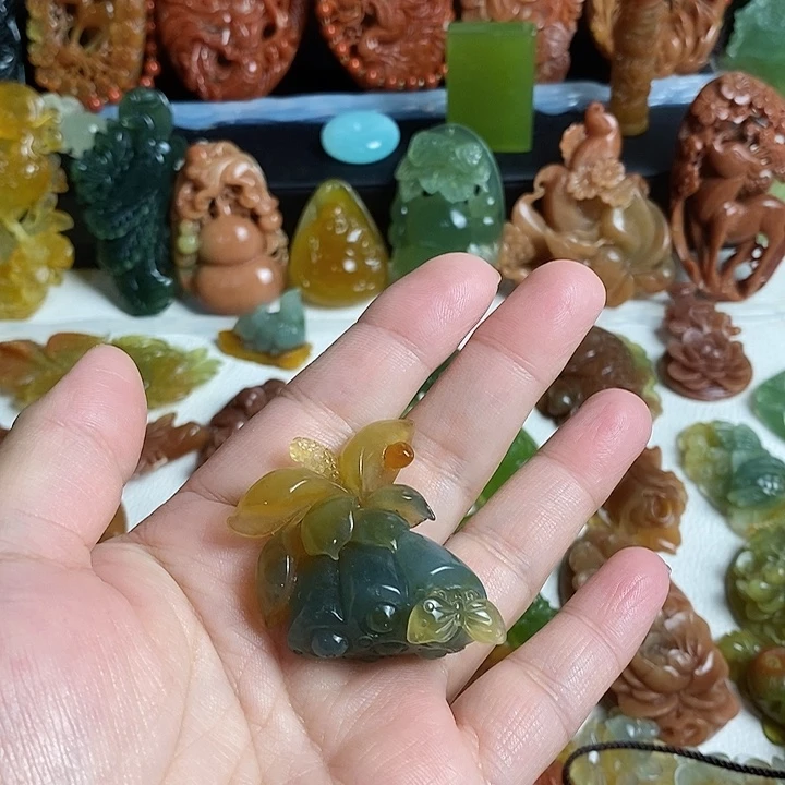 未镶嵌蛇纹石玉颈饰坦*