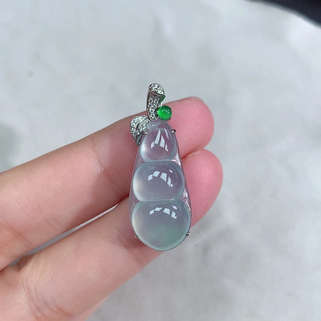 翡翠18K金镶嵌颈饰福豆