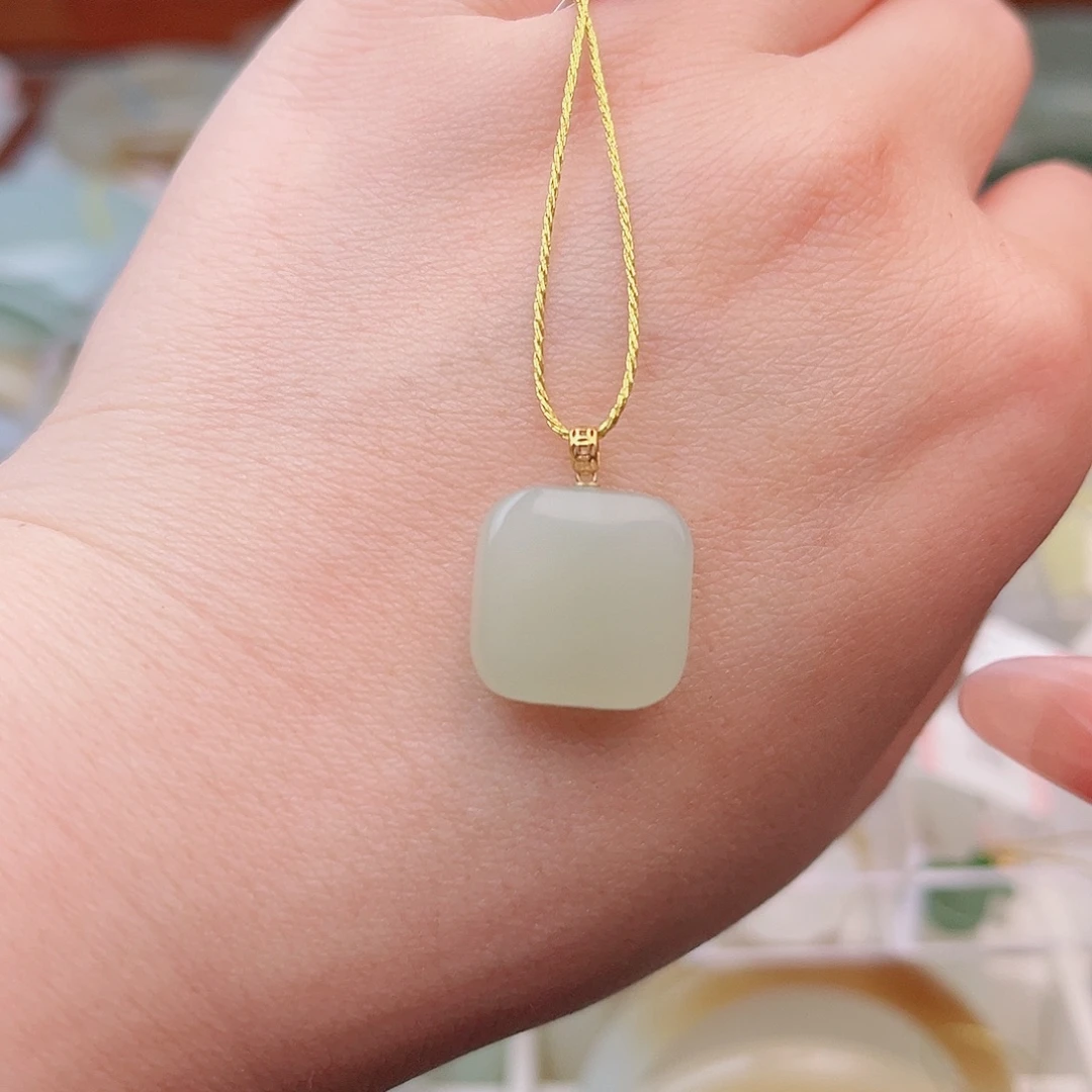 和田玉18K金镶嵌颈饰