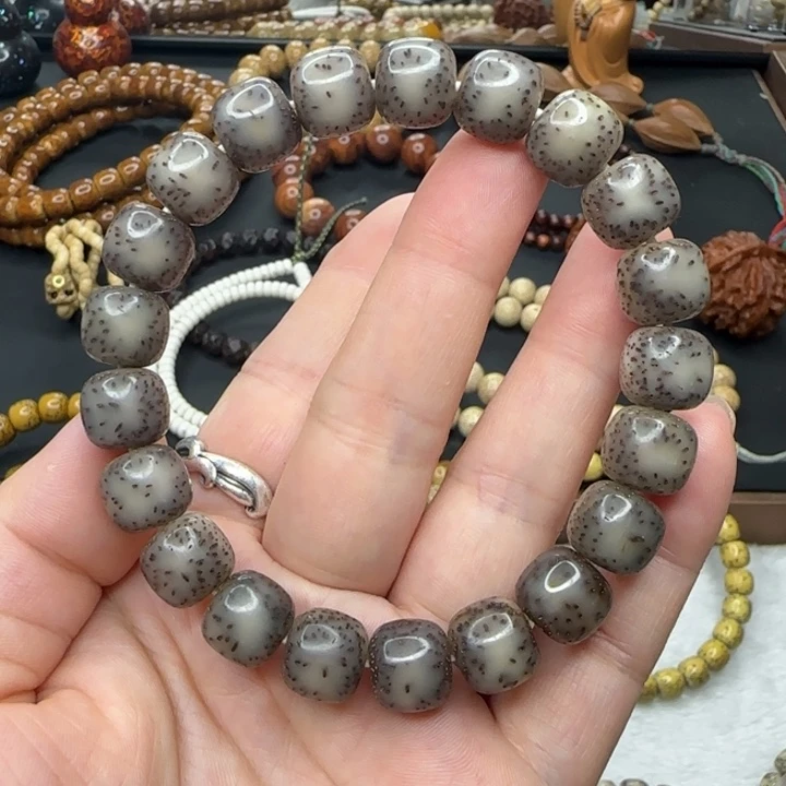 罗***是吊坠星月菩提石玉