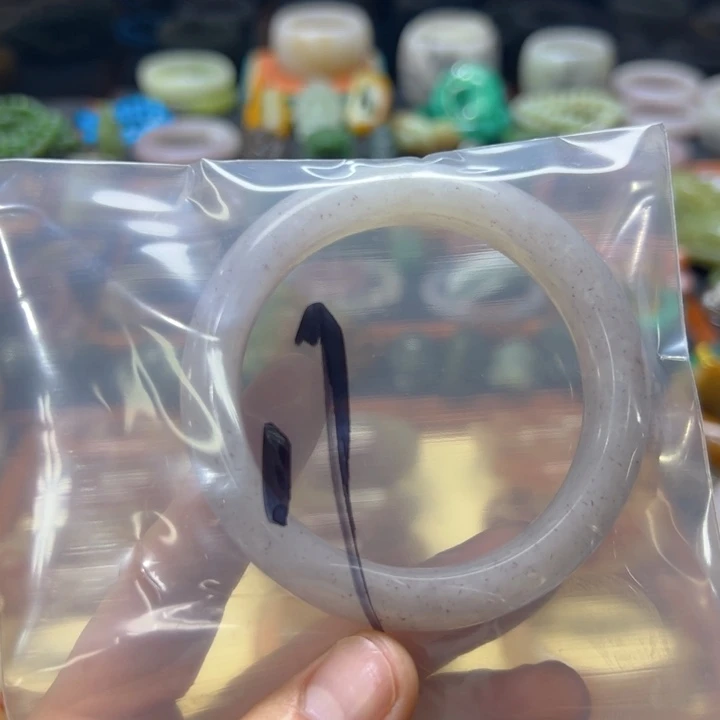 石英质玉手镯未镶嵌显****11