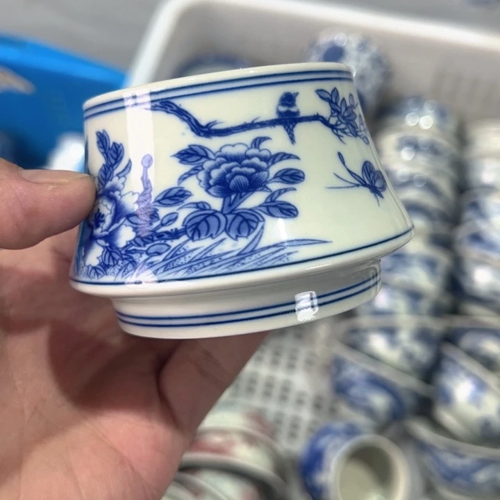 瓷片白青花喜上枝头缩口杯