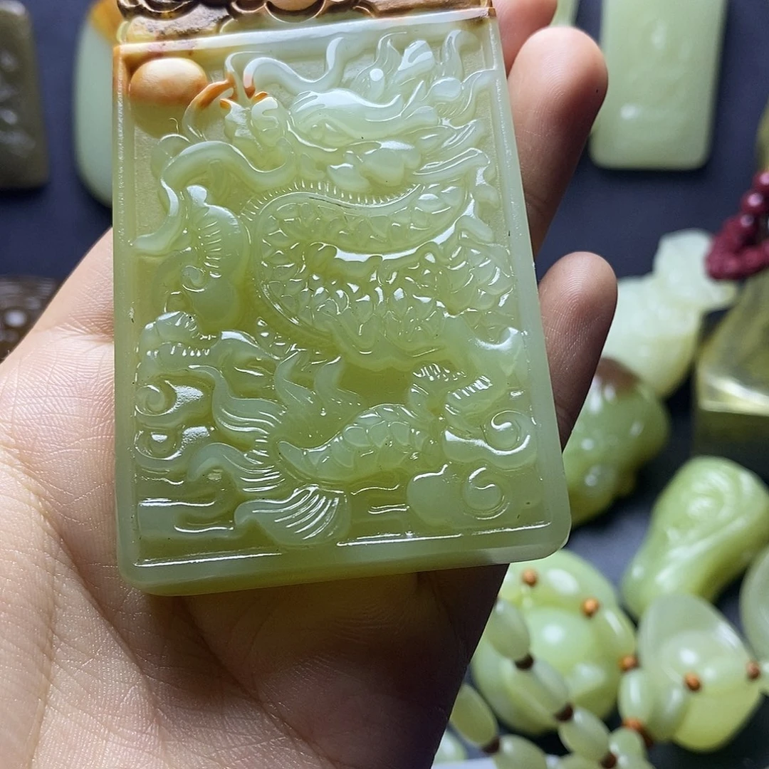 王***英查罗石未镶嵌颈饰