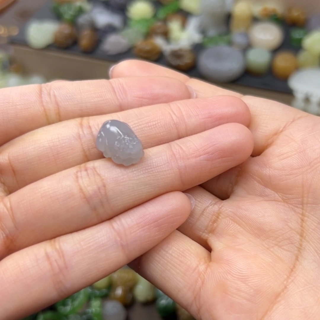 小***米和田玉未镶嵌颈饰