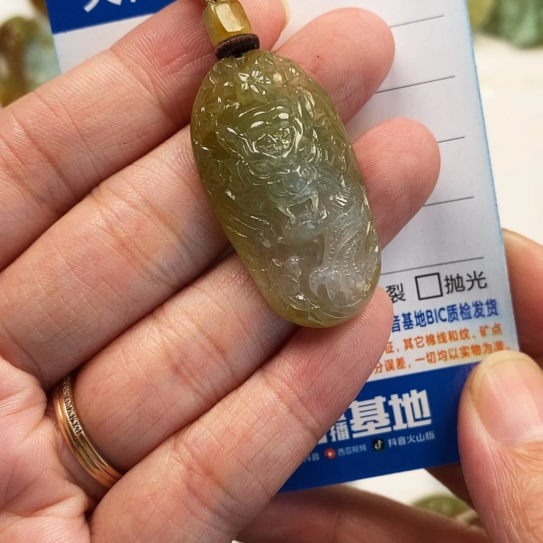 翡翠未镶嵌颈饰虎