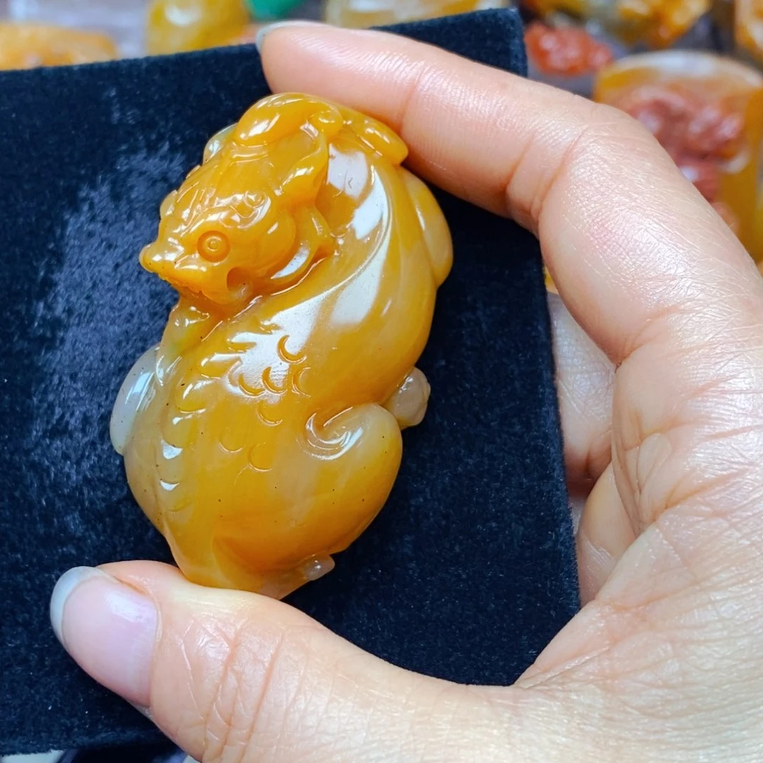 未镶嵌石英质玉（黄龙玉）颈饰