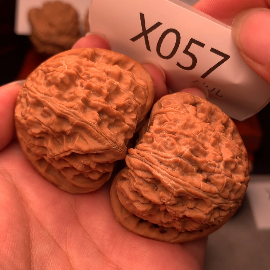 文玩核桃把件红皮满肉白狮子46