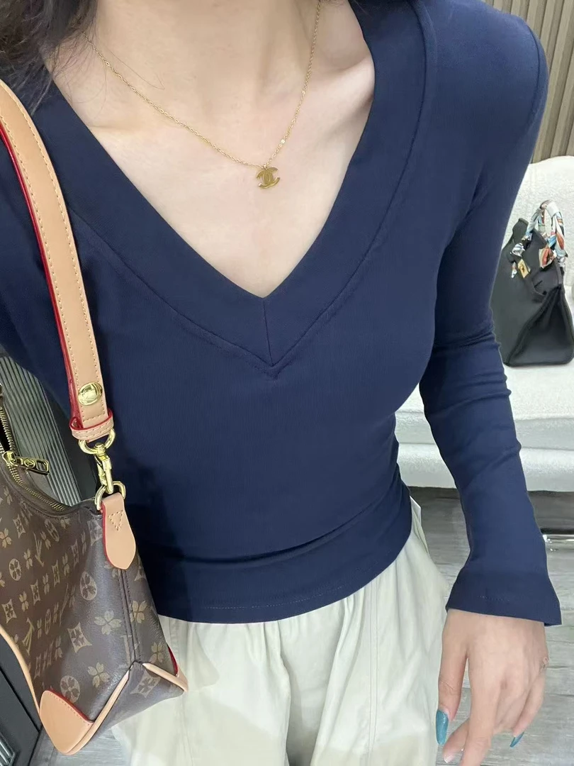 2025秋季新款休闲简约纯色显瘦气质V领打底长袖T恤