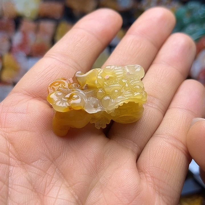 石英质玉（黄龙玉）颈饰未镶嵌