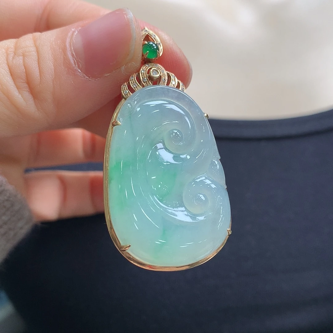 翡翠18K金镶嵌颈饰如意