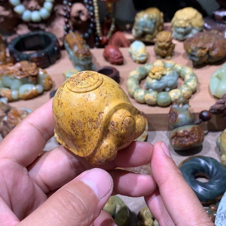 未镶嵌岫岩河磨玉（透闪石质玉）挂件