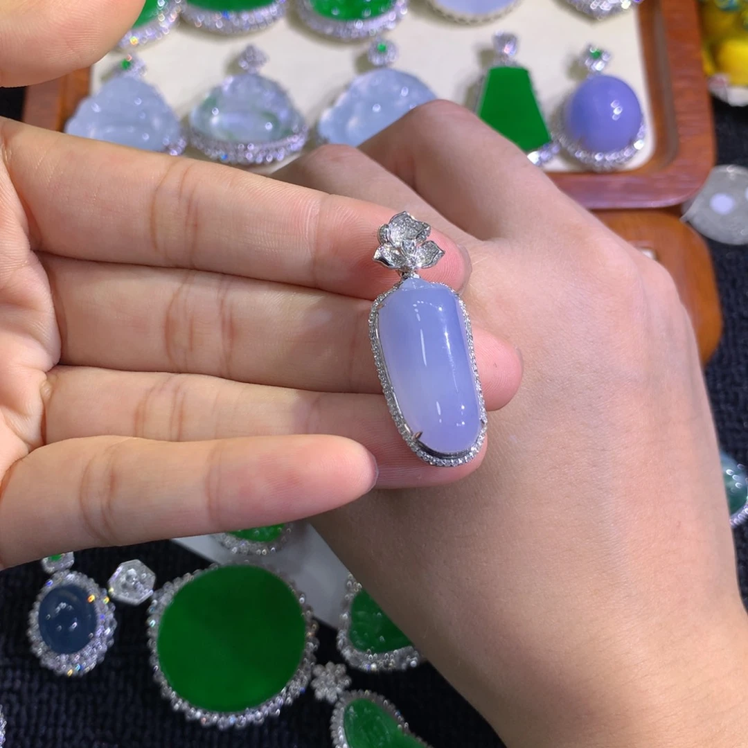 翡翠18K金镶嵌颈饰888888888