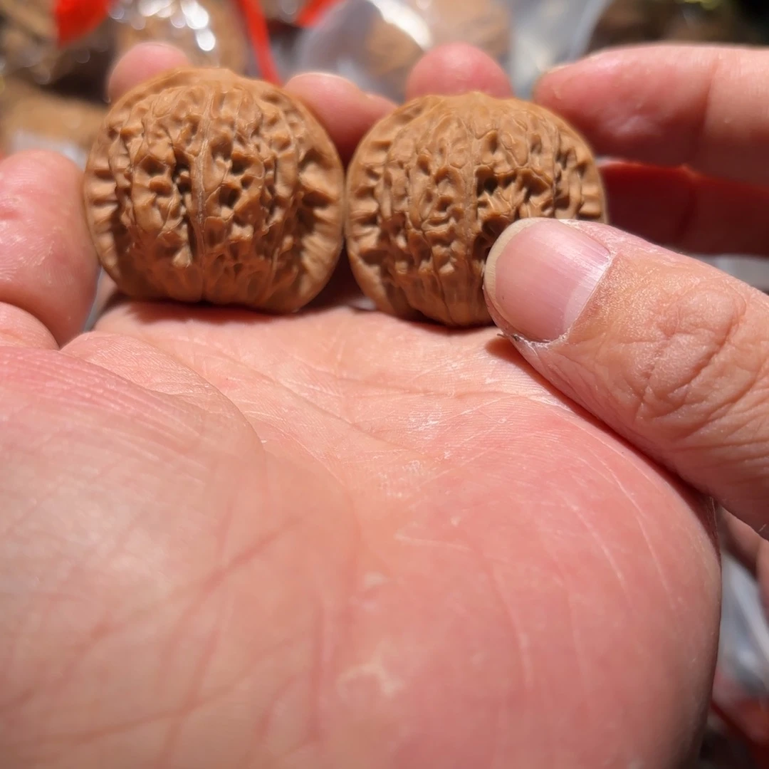 吊坠文玩核桃38+血麒麟尖有个针尖小黄点