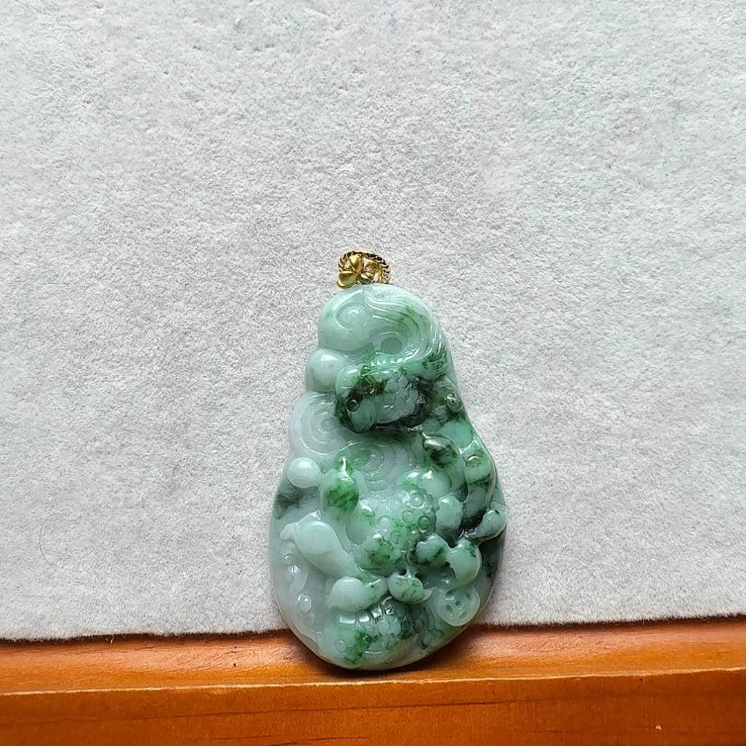 翡翠未镶嵌吊坠(赠链)