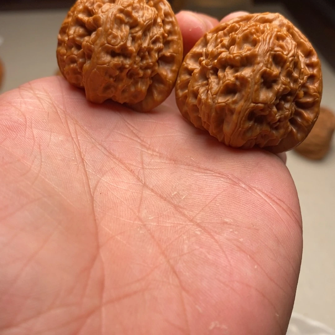 文玩核桃吊坠三角白