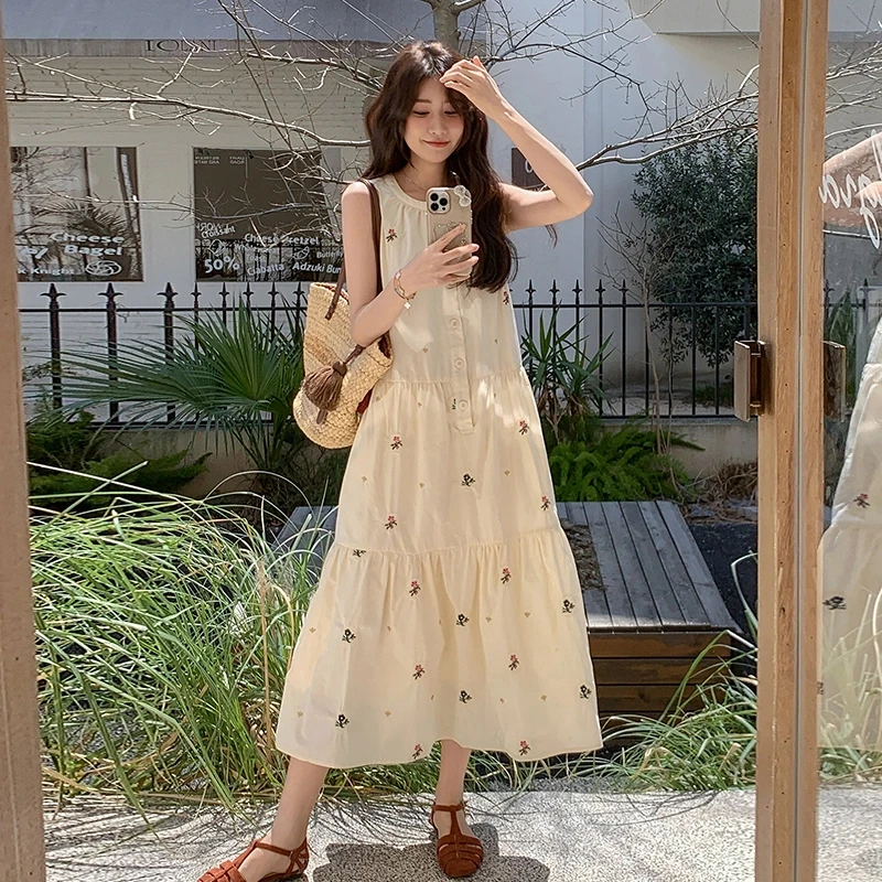 韩系碎花刺绣背心连衣裙女2025夏季新款超火减龄慵懒风宽松显瘦裙