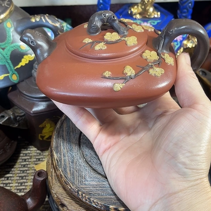 茶壶紫泥原矿泥料手工制作的一把紫砂壶。