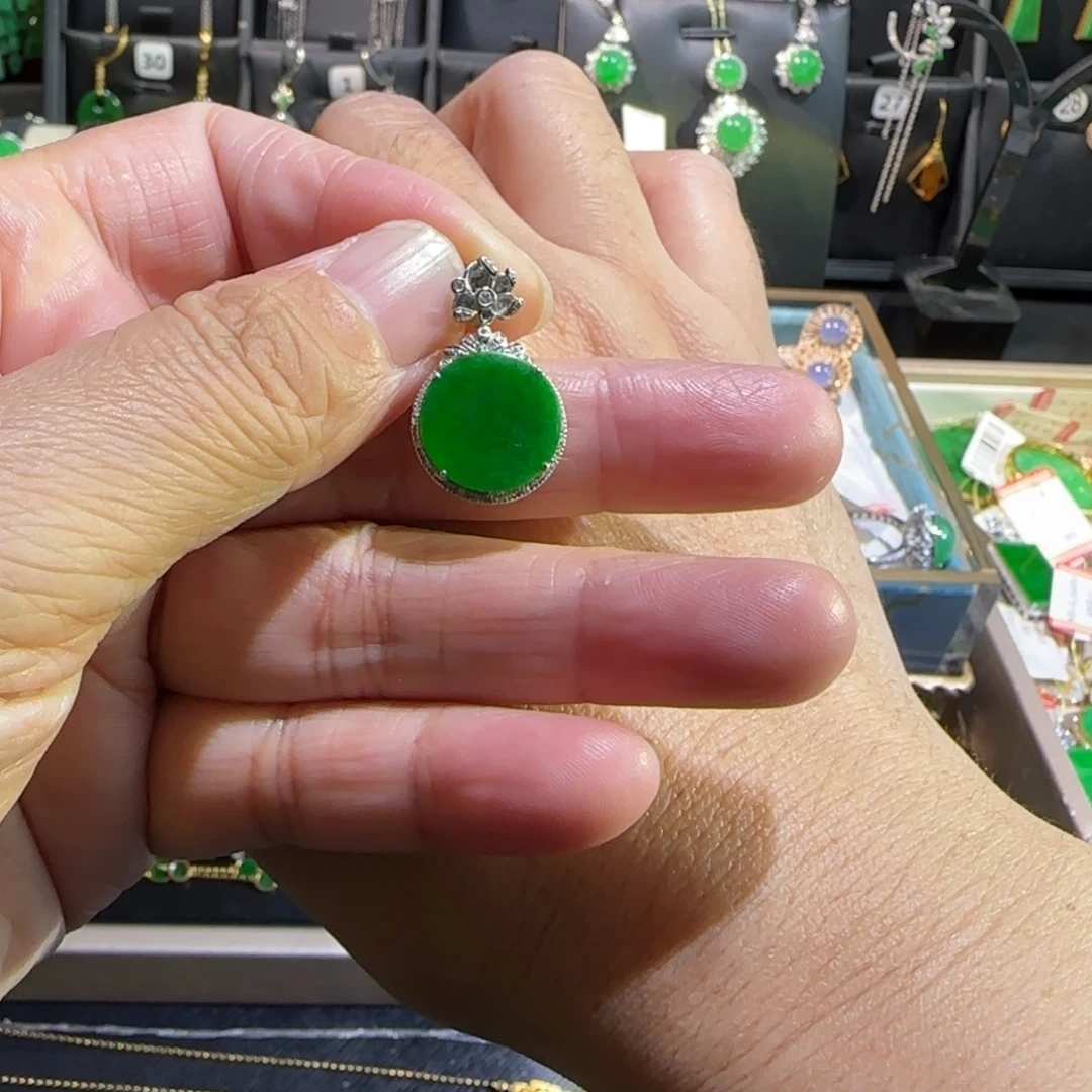 翡翠18K金镶嵌颈饰吊坠