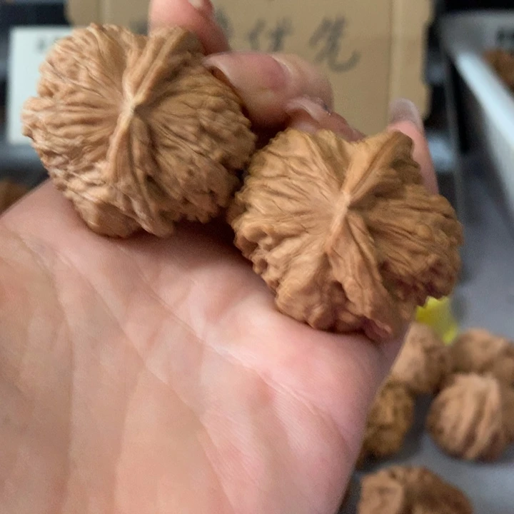 烟****吊坠文玩核桃异形单只，有瑕疵