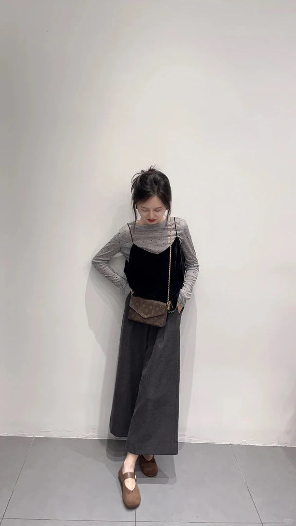 韩系设计感丝绒吊带背心两件套T恤秋显瘦洋气波点上衣休闲裤套装