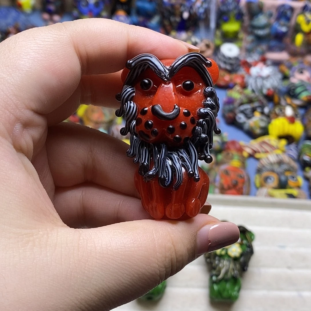 颈饰琉璃微瑕不退换小狮子