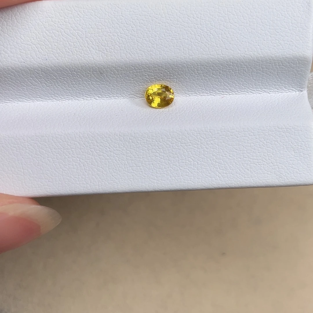蓝宝石裸石未镶嵌黄色蓝宝石4.1*5.1mm0.58ct