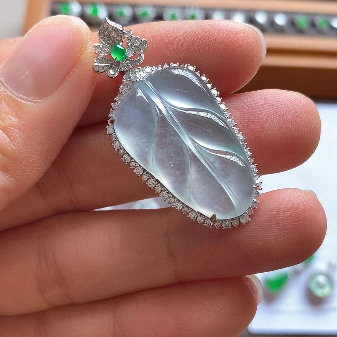 颈饰18K金镶嵌翡翠吊坠