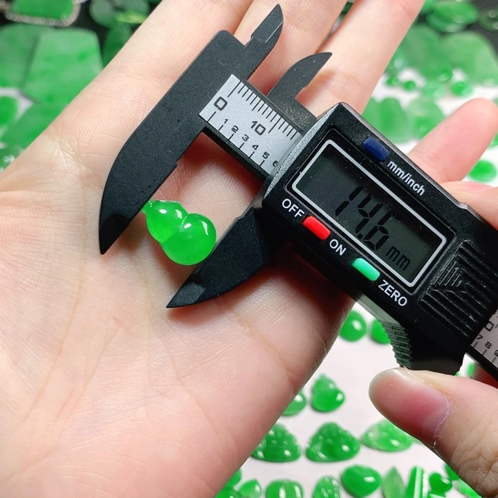 翡翠未镶嵌颈饰14.6*10.3*3.6