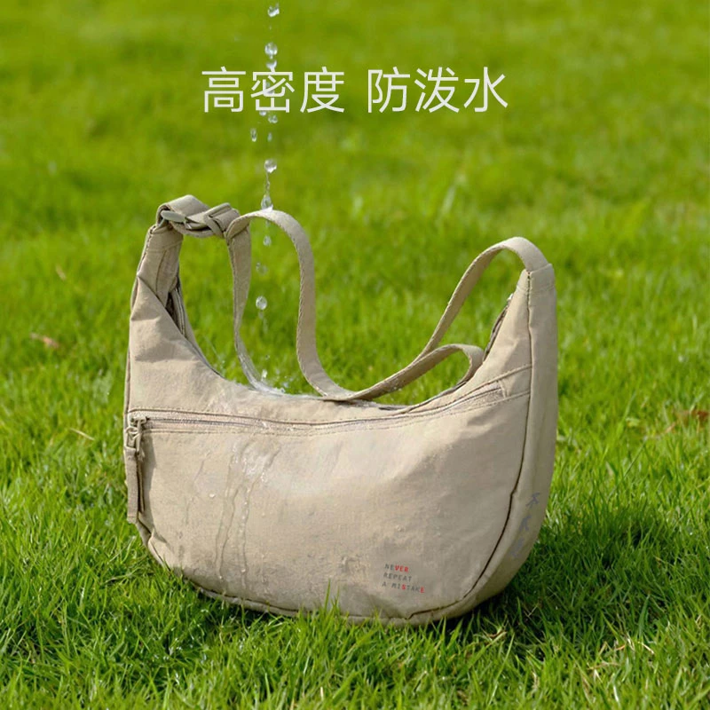 弯月牛角斜挎包 不贰过休闲极简可颂包纯色