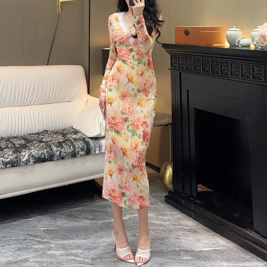 气质女人味轻奢扭扭蕾丝V领长袖绣花小辞显瘦修身时尚百搭连衣裙