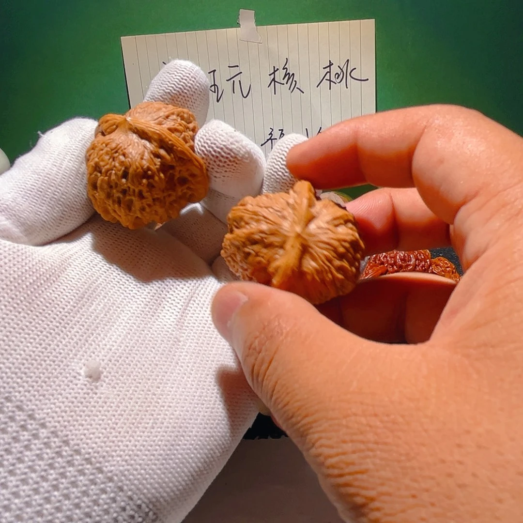 文玩核桃吊坠血麒麟36