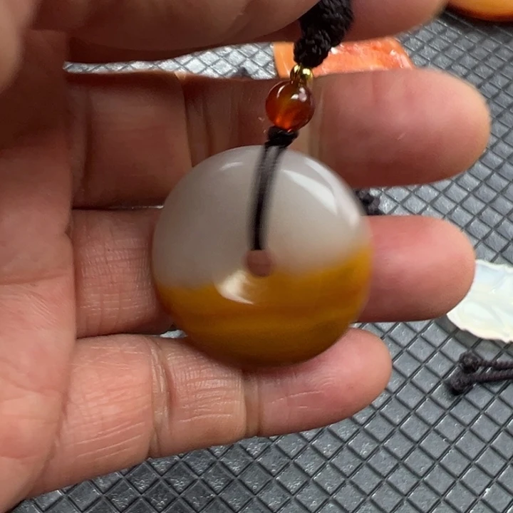 石英质玉（黄龙玉）颈饰未镶嵌