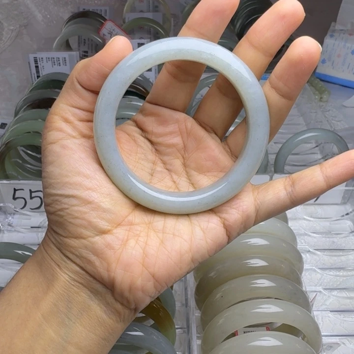 天***朗和田玉（糖玉）未镶嵌手镯